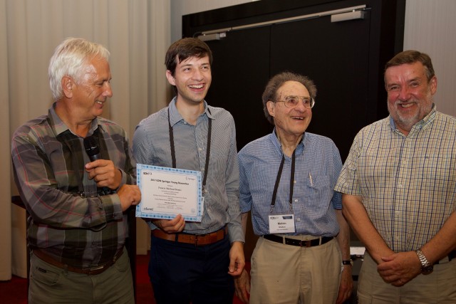 De gauche à droite: Gregory Kersten, président de la section GDN, Francis Marleau-Donais, Melvin F. Shakun, fondateur du GDN Journal, et Keith Hipel, président du jury